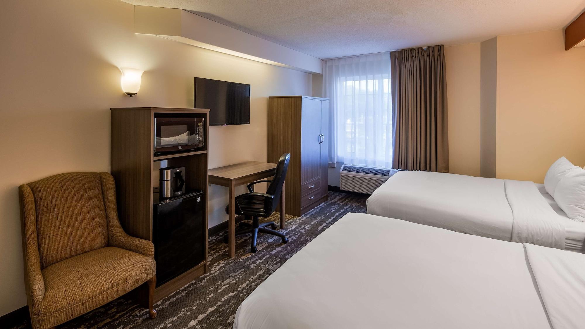 Charlevoix Inn & Suites Surestay Collection By Best Western Bagian luar foto