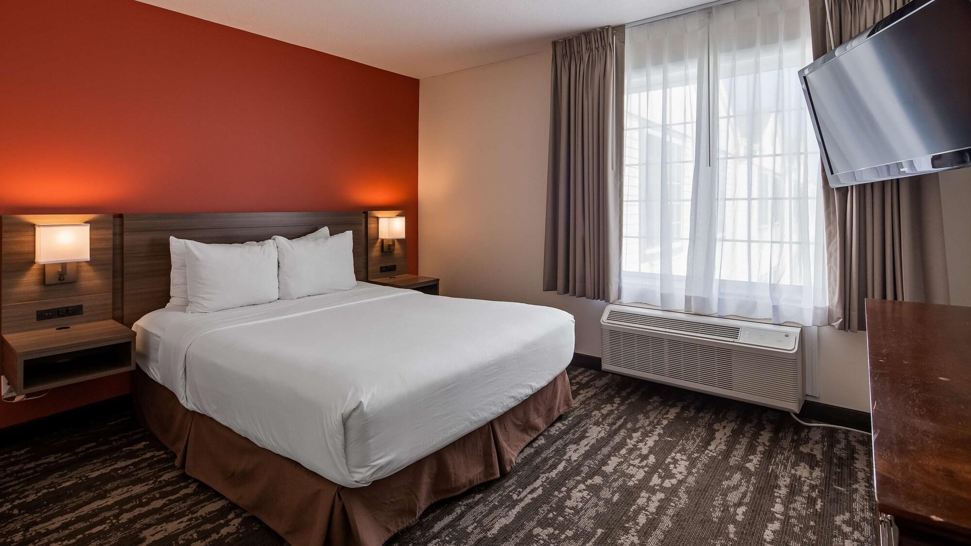 Charlevoix Inn & Suites Surestay Collection By Best Western Bagian luar foto