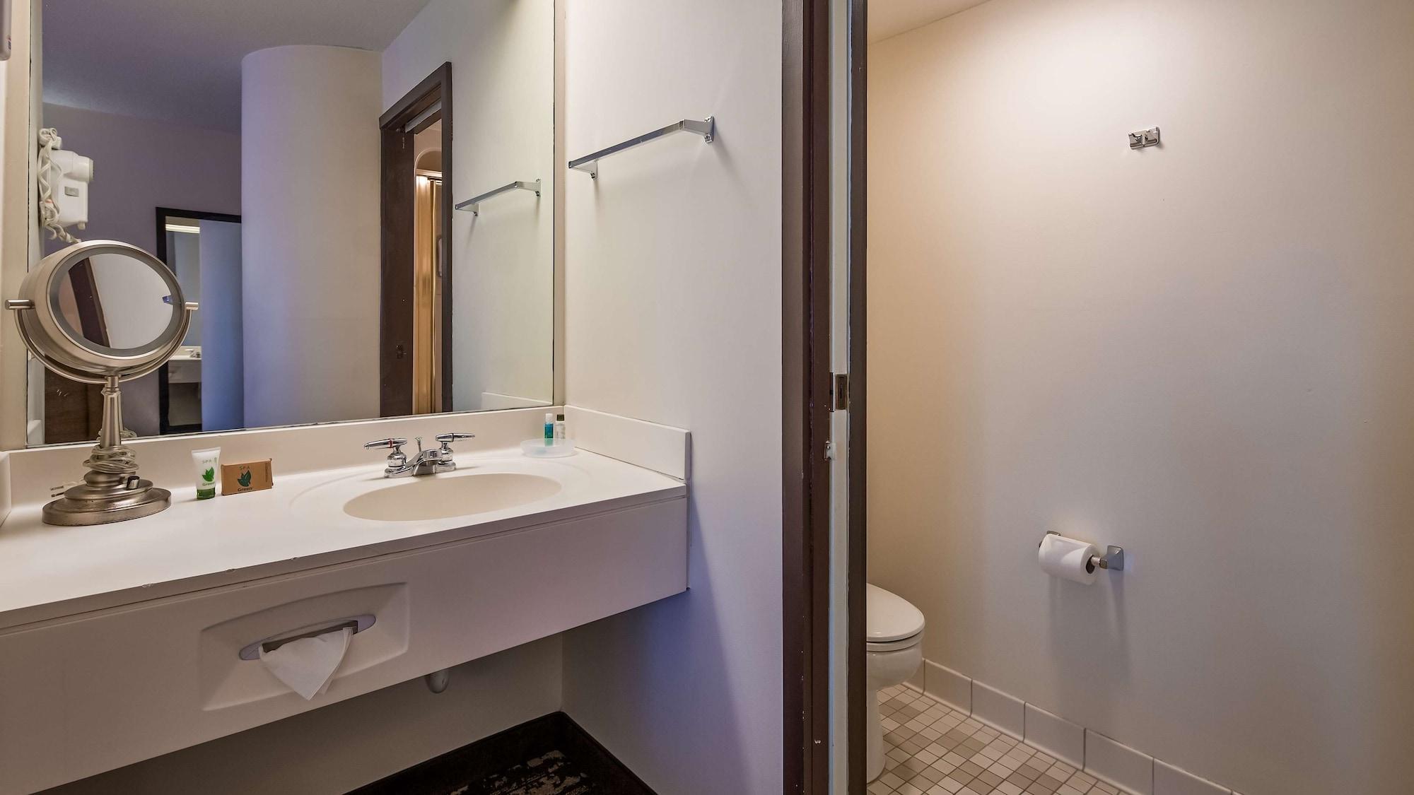 Charlevoix Inn & Suites Surestay Collection By Best Western Bagian luar foto