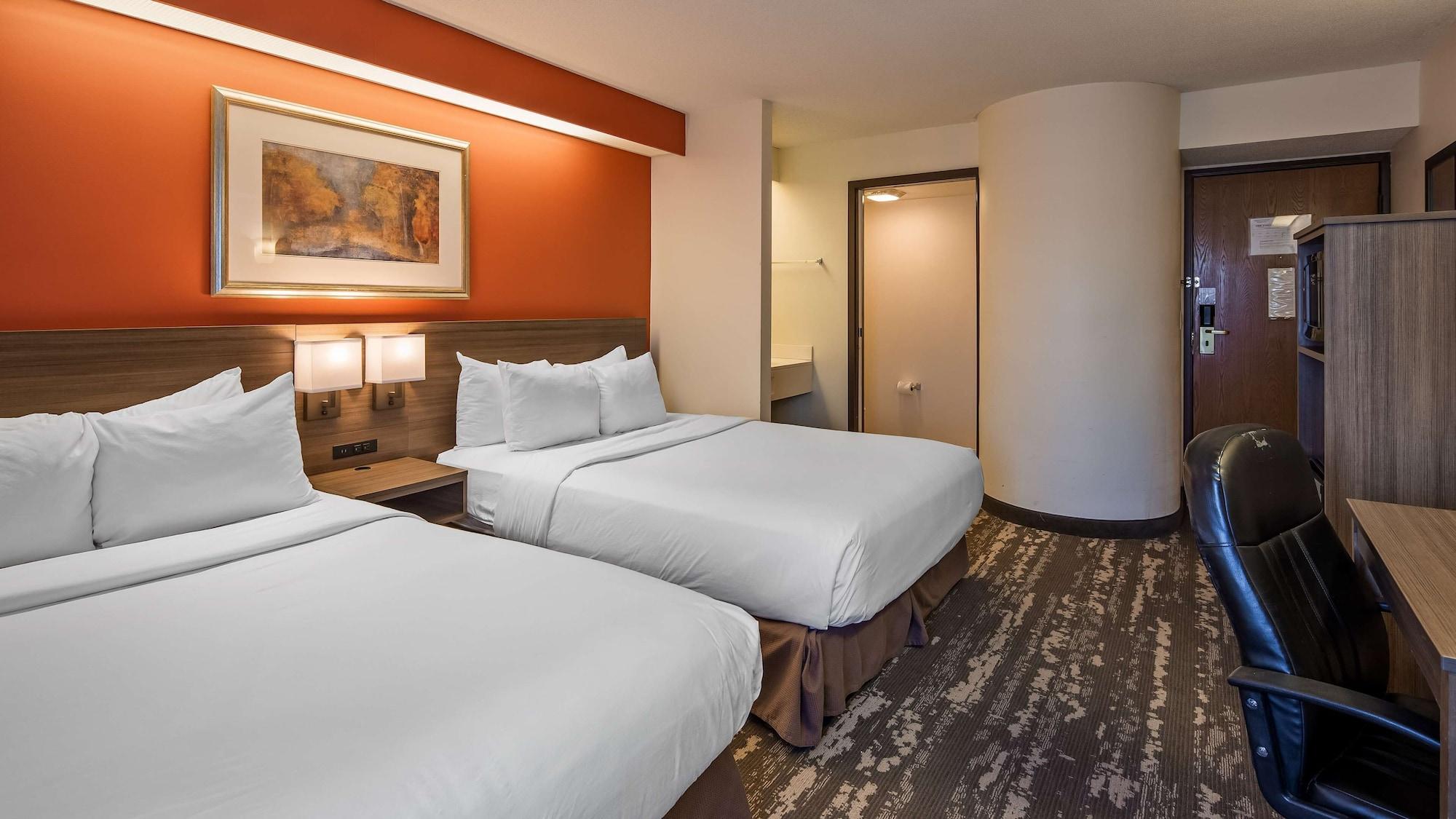 Charlevoix Inn & Suites Surestay Collection By Best Western Bagian luar foto