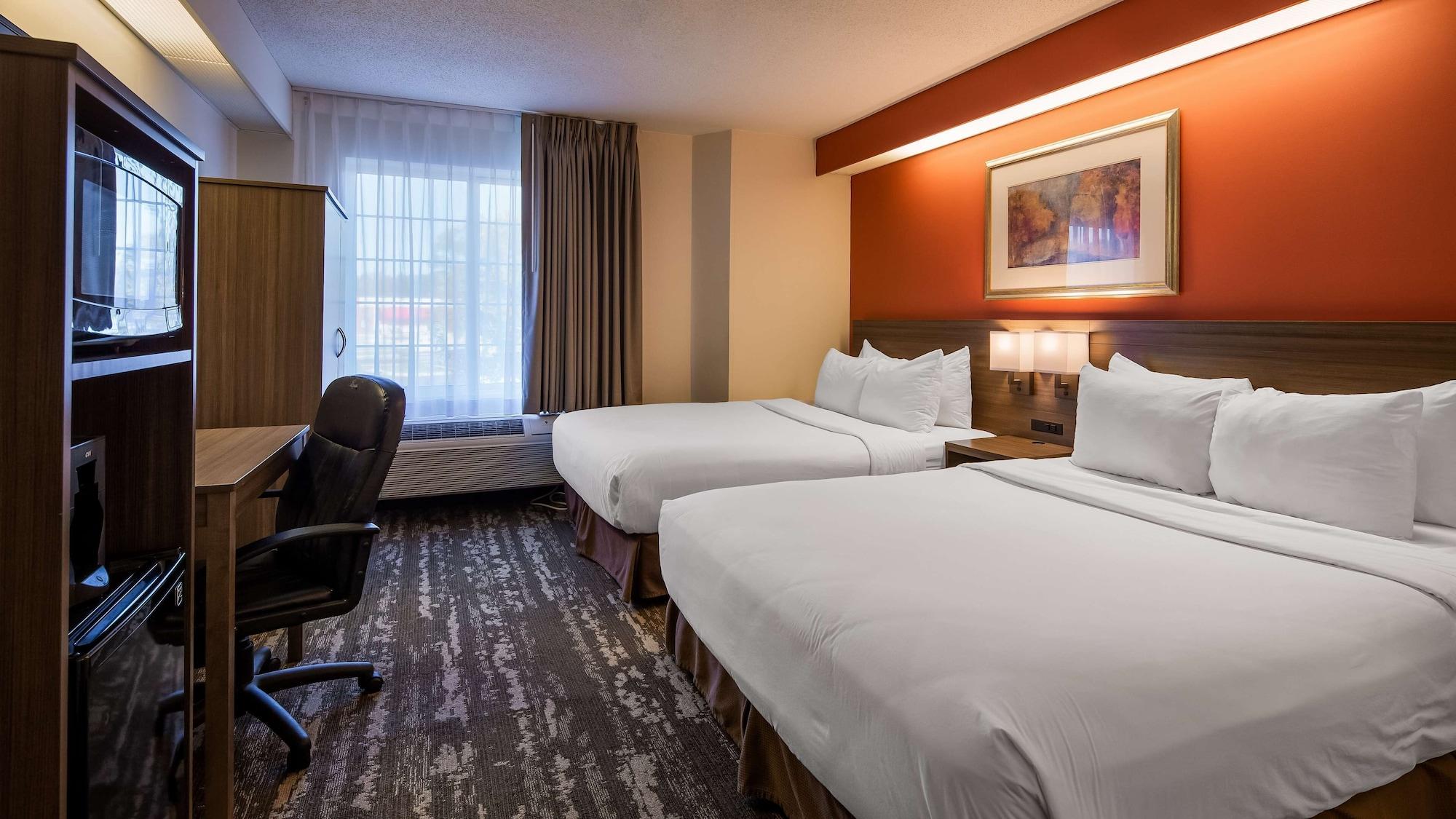 Charlevoix Inn & Suites Surestay Collection By Best Western Bagian luar foto