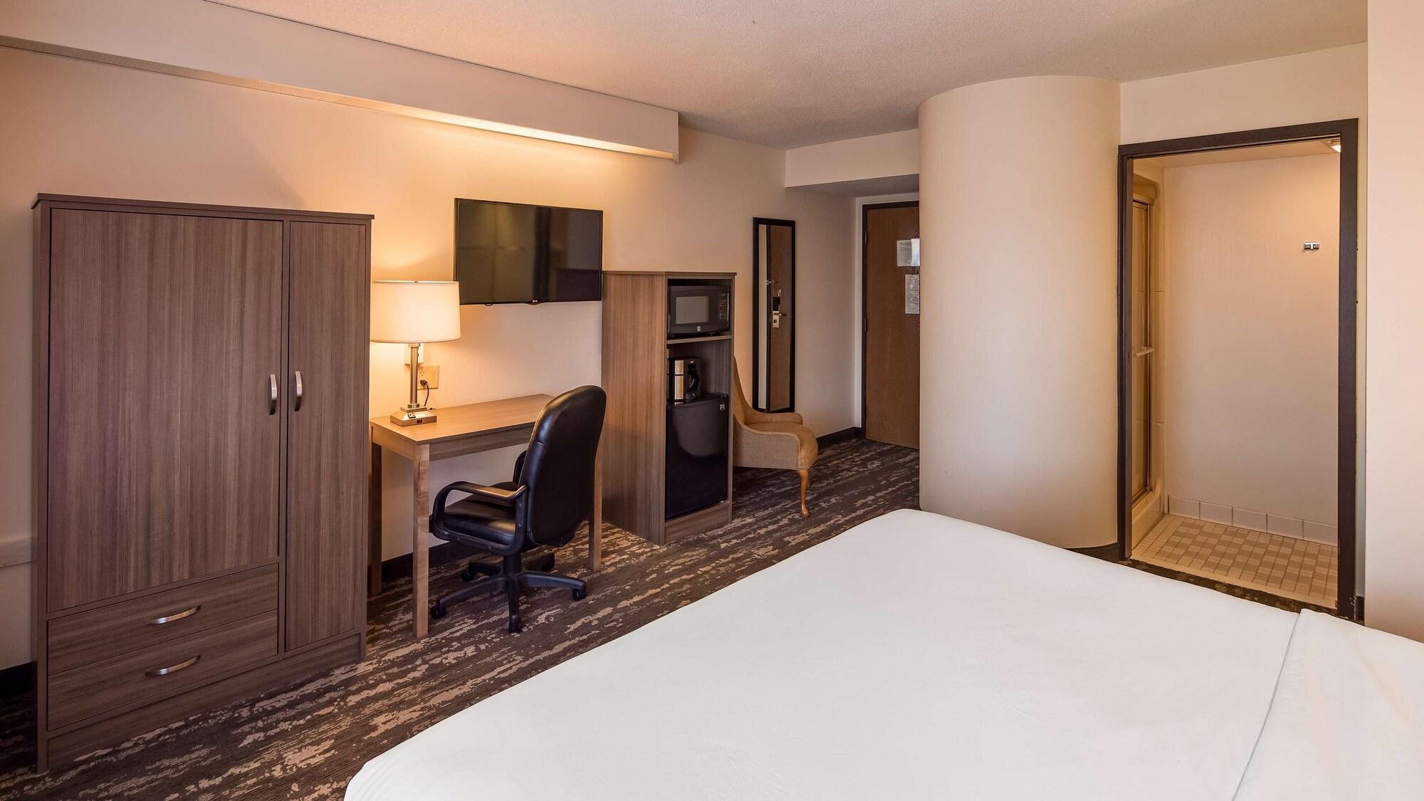 Charlevoix Inn & Suites Surestay Collection By Best Western Bagian luar foto