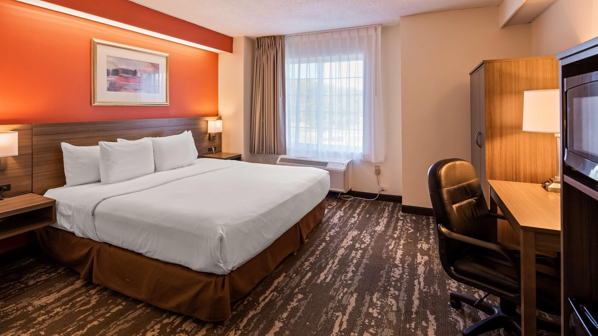 Charlevoix Inn & Suites Surestay Collection By Best Western Bagian luar foto