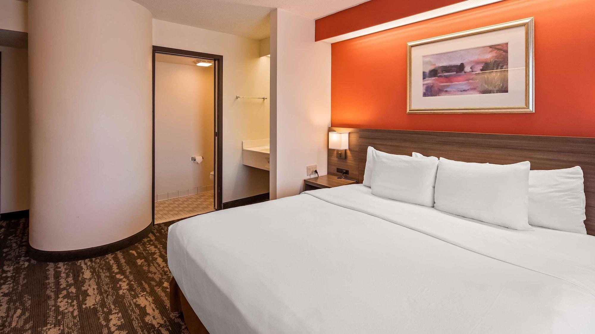 Charlevoix Inn & Suites Surestay Collection By Best Western Bagian luar foto