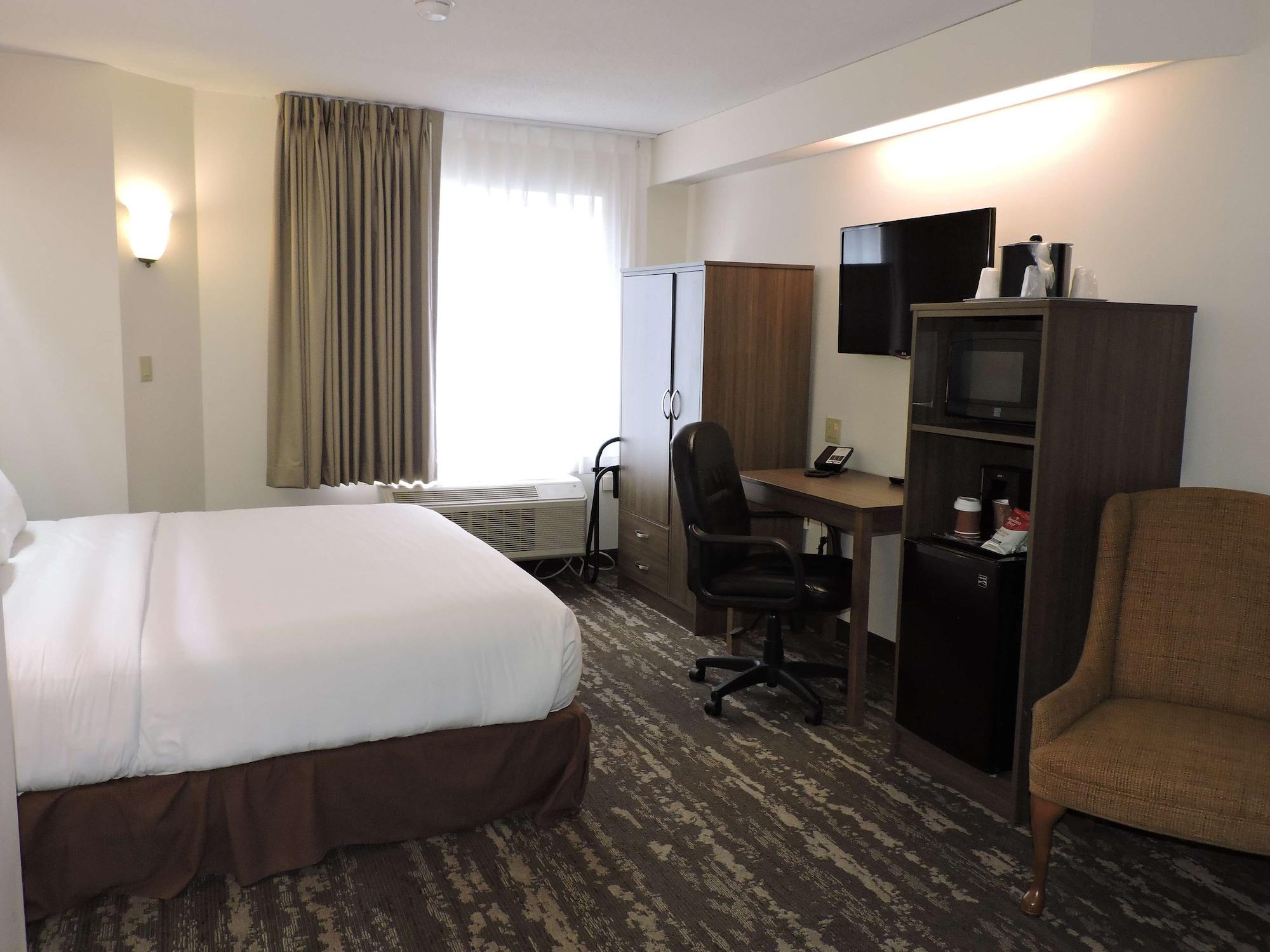 Charlevoix Inn & Suites Surestay Collection By Best Western Bagian luar foto