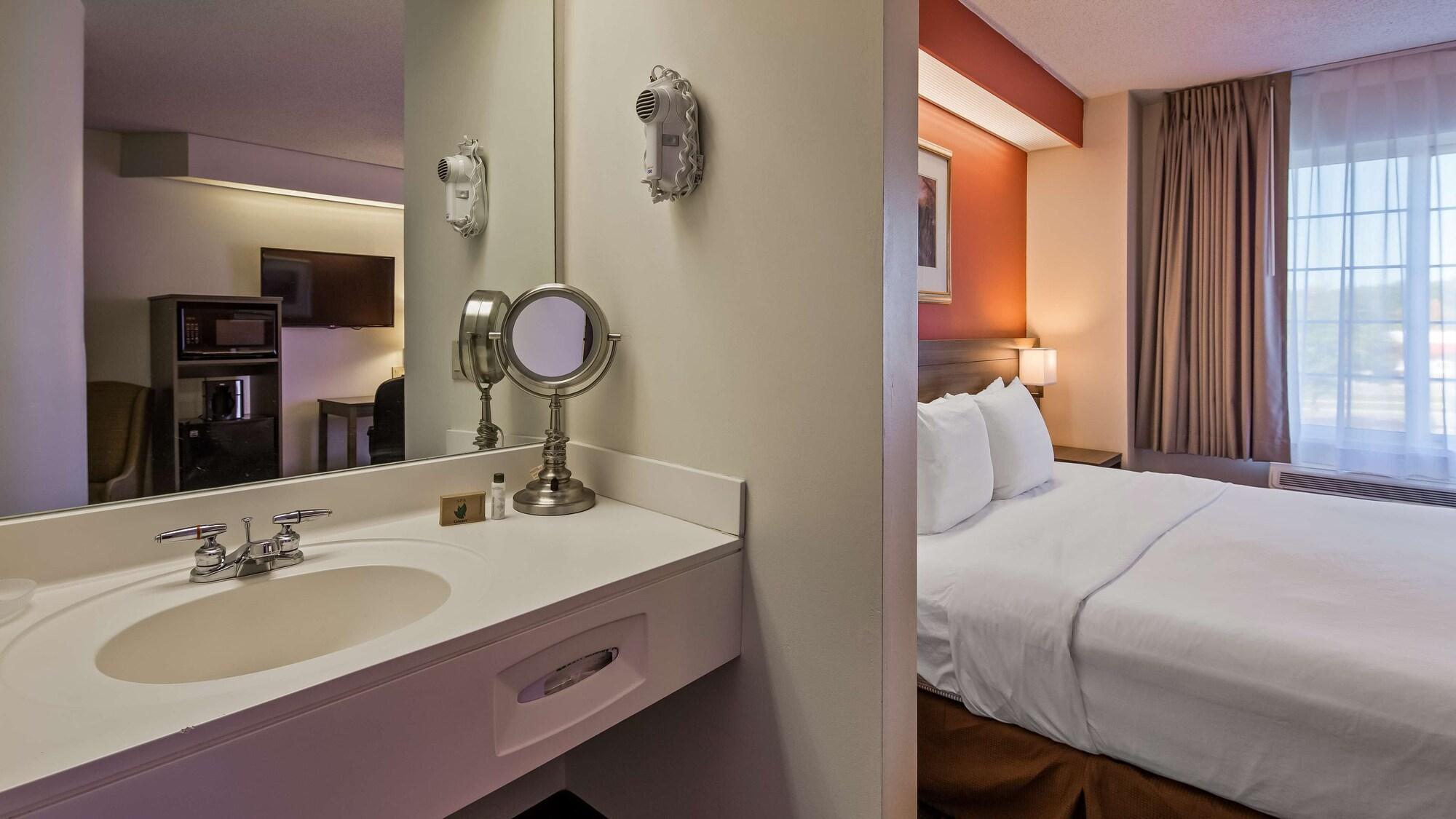 Charlevoix Inn & Suites Surestay Collection By Best Western Bagian luar foto