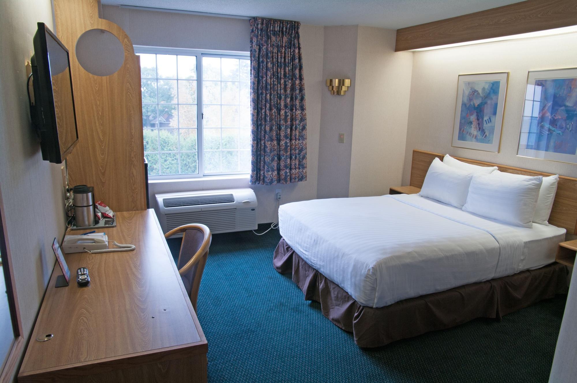 Charlevoix Inn & Suites Surestay Collection By Best Western Bagian luar foto