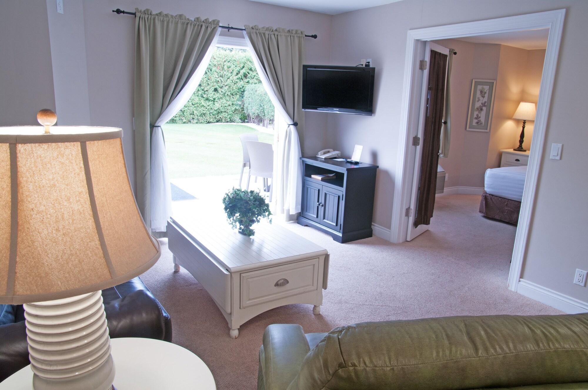 Charlevoix Inn & Suites Surestay Collection By Best Western Bagian luar foto