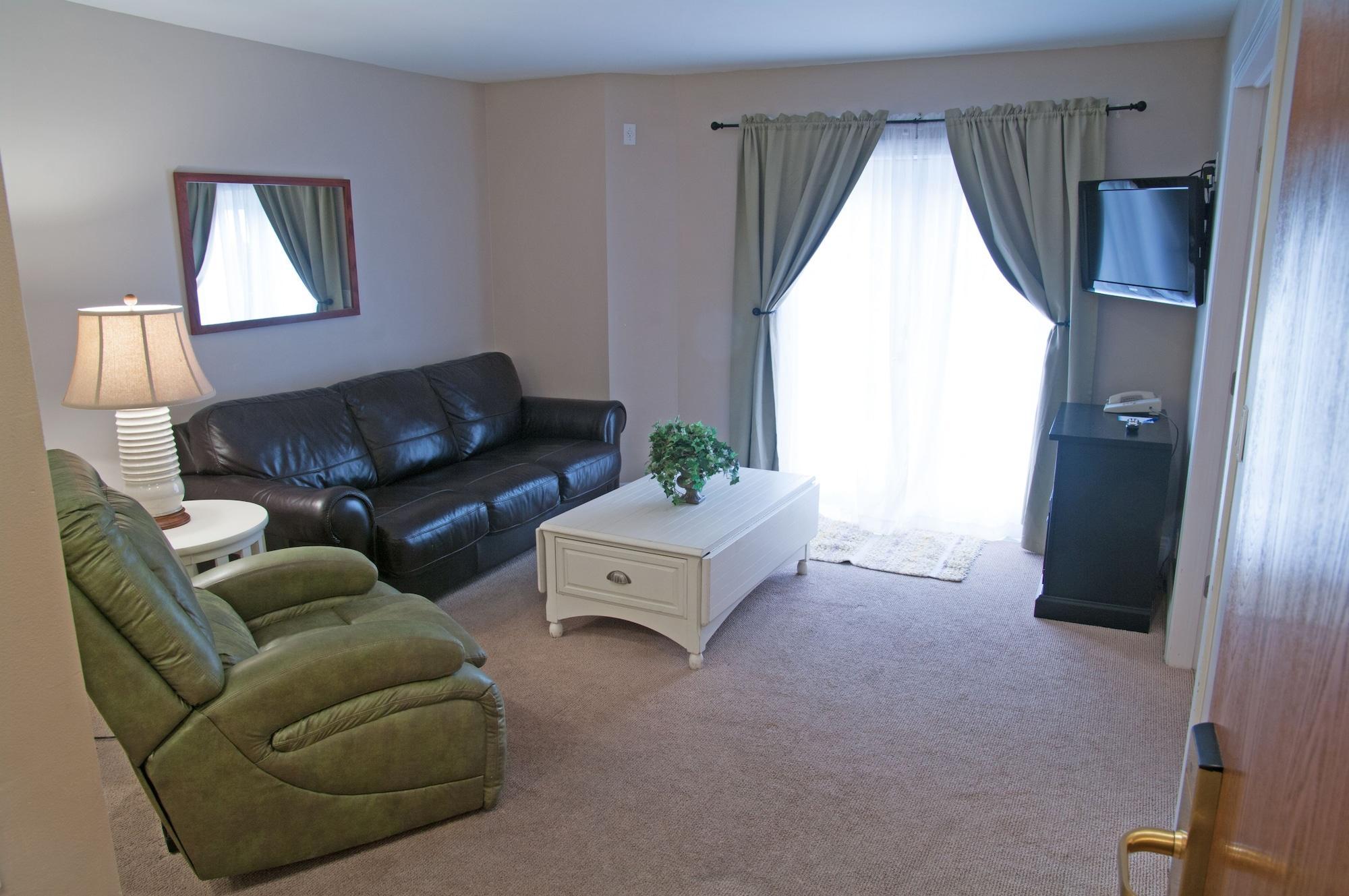 Charlevoix Inn & Suites Surestay Collection By Best Western Bagian luar foto
