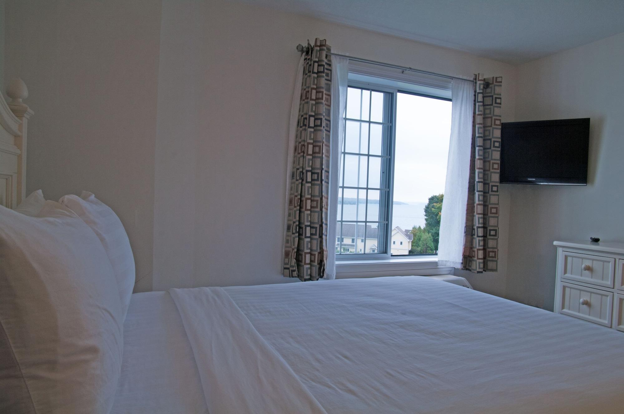 Charlevoix Inn & Suites Surestay Collection By Best Western Bagian luar foto