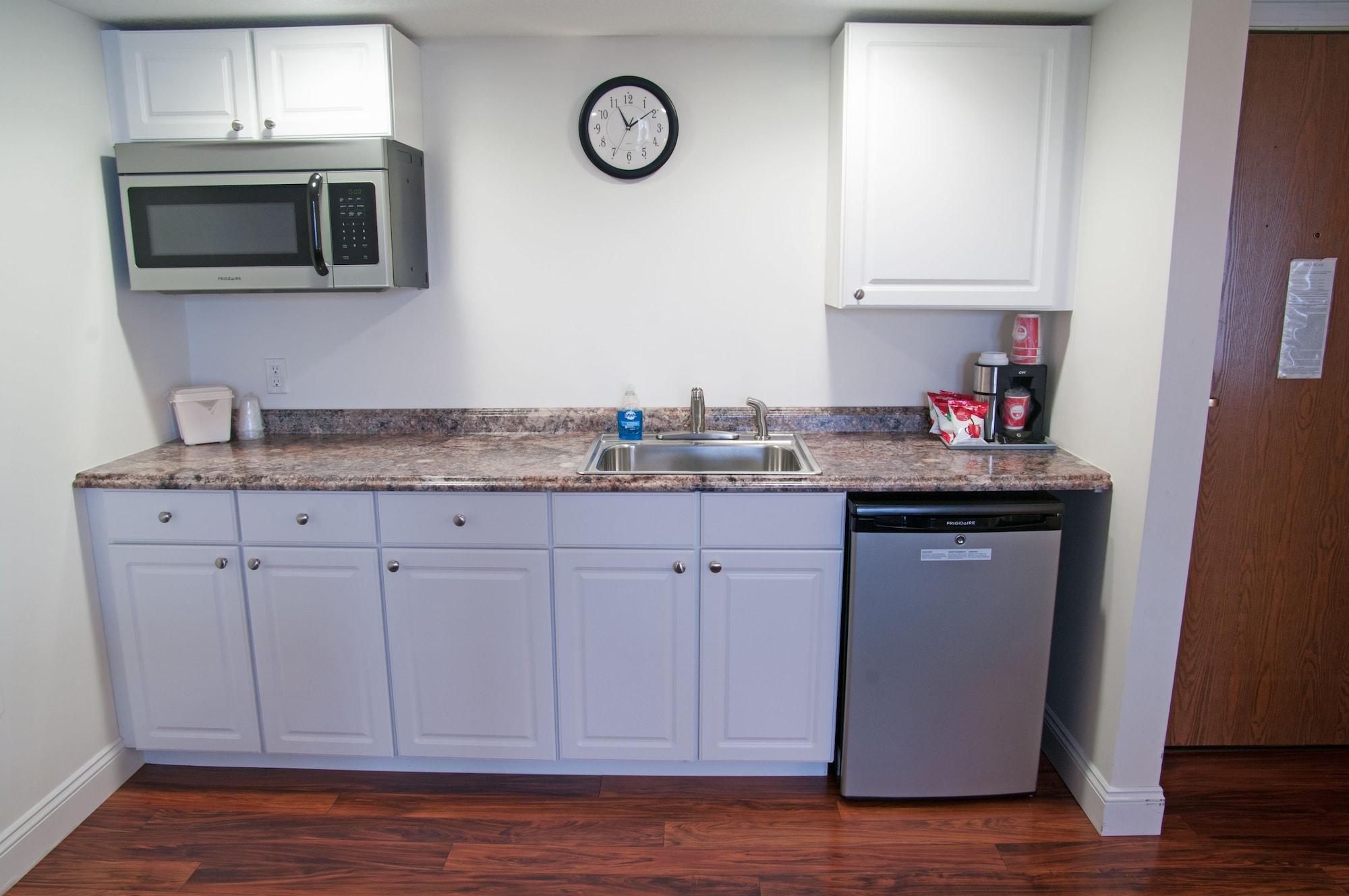 Charlevoix Inn & Suites Surestay Collection By Best Western Bagian luar foto