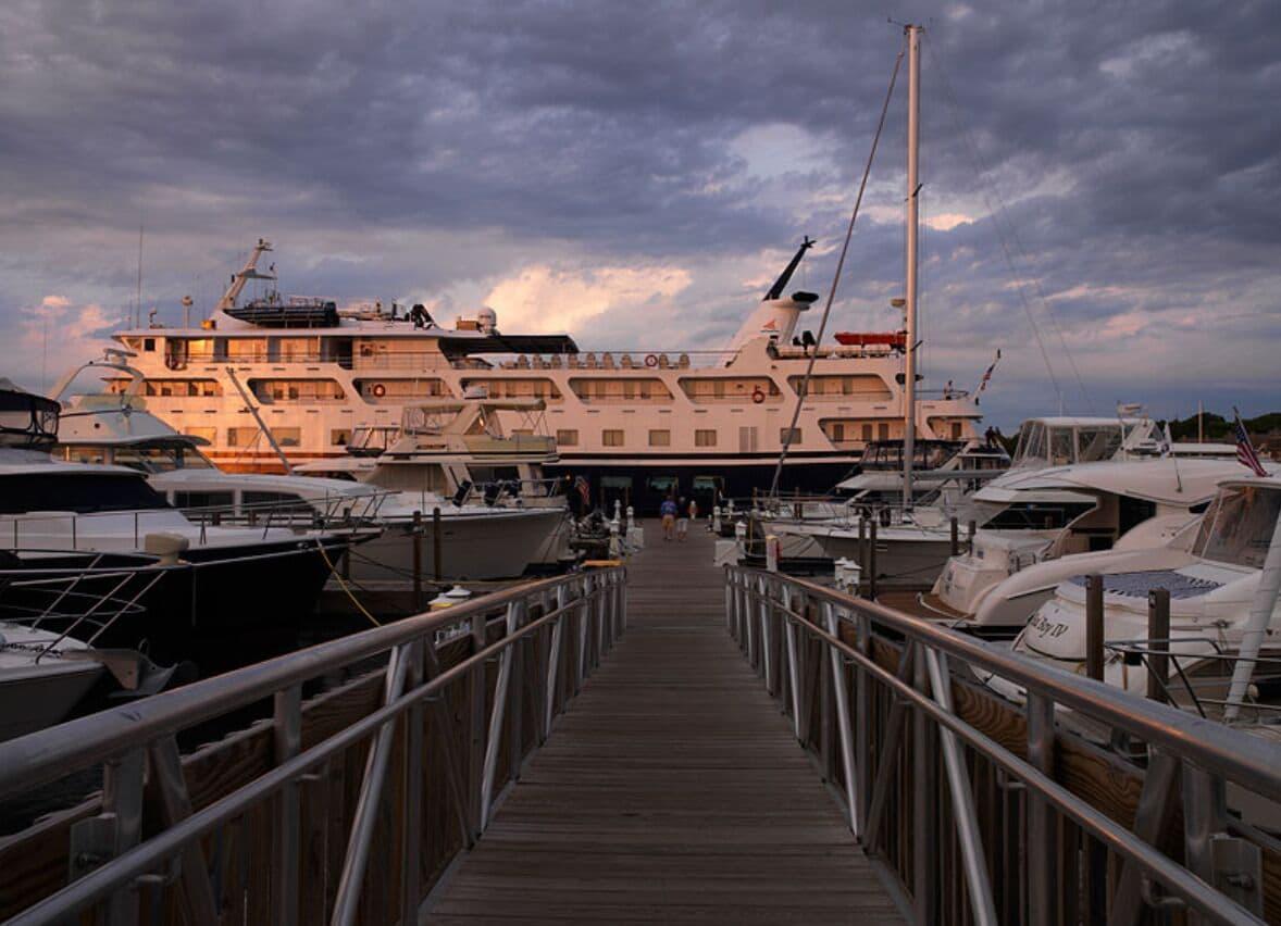 Charlevoix Inn & Suites Surestay Collection By Best Western Bagian luar foto