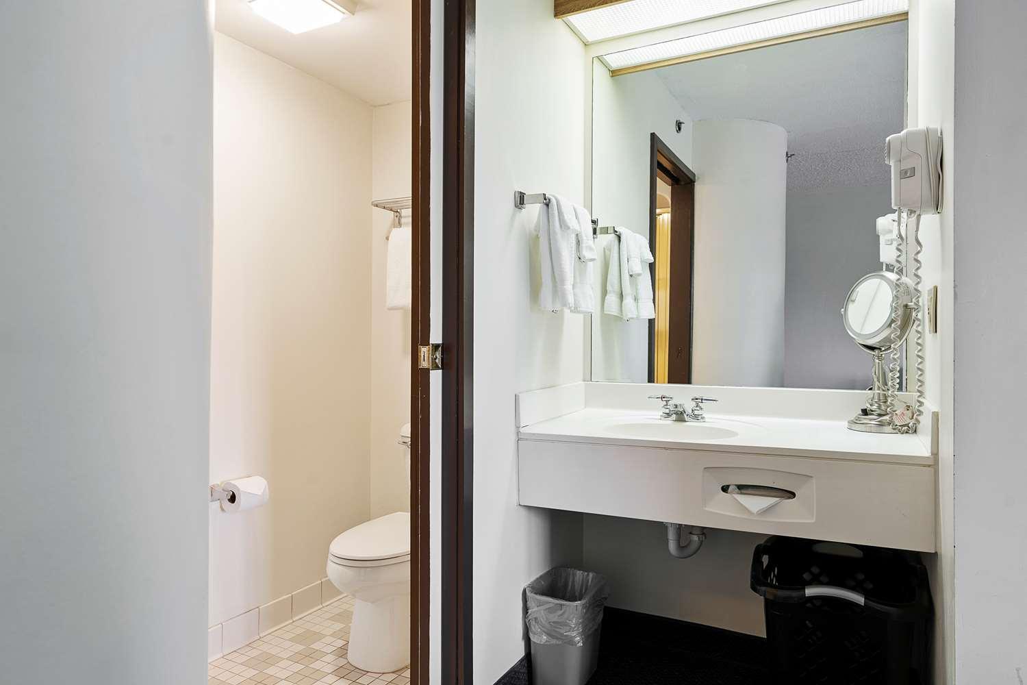 Charlevoix Inn & Suites Surestay Collection By Best Western Bagian luar foto