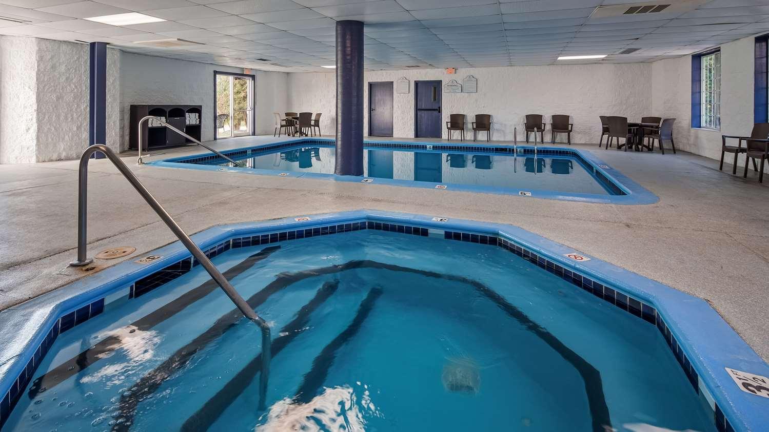 Charlevoix Inn & Suites Surestay Collection By Best Western Bagian luar foto