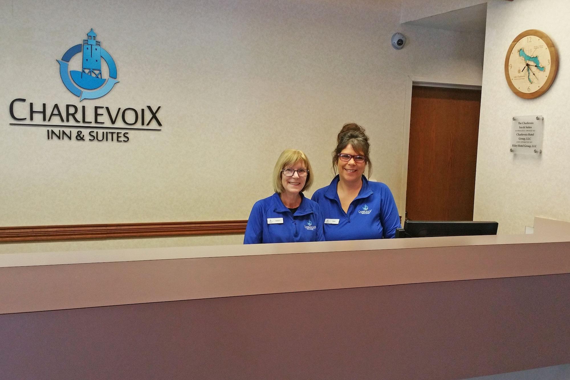 Charlevoix Inn & Suites Surestay Collection By Best Western Bagian luar foto