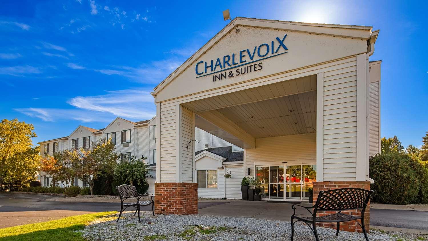 Charlevoix Inn & Suites Surestay Collection By Best Western Bagian luar foto