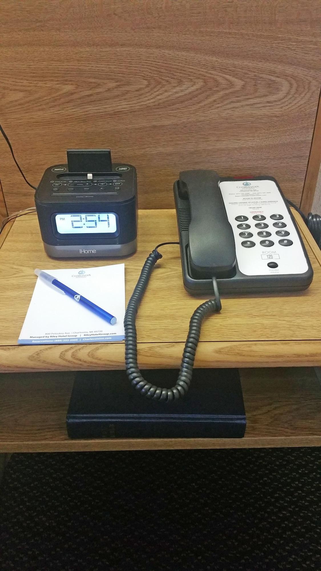 Charlevoix Inn & Suites Surestay Collection By Best Western Bagian luar foto