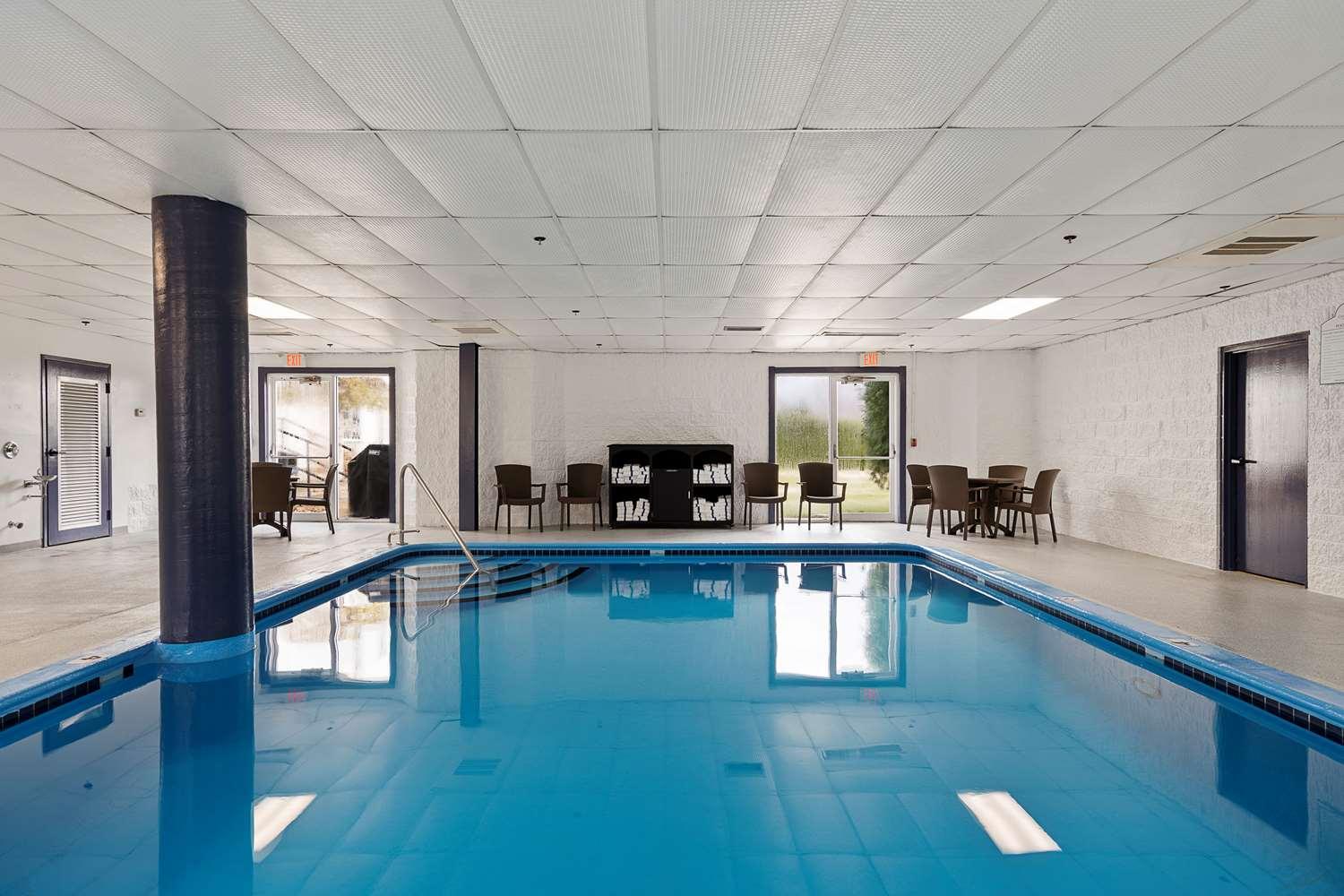 Charlevoix Inn & Suites Surestay Collection By Best Western Bagian luar foto