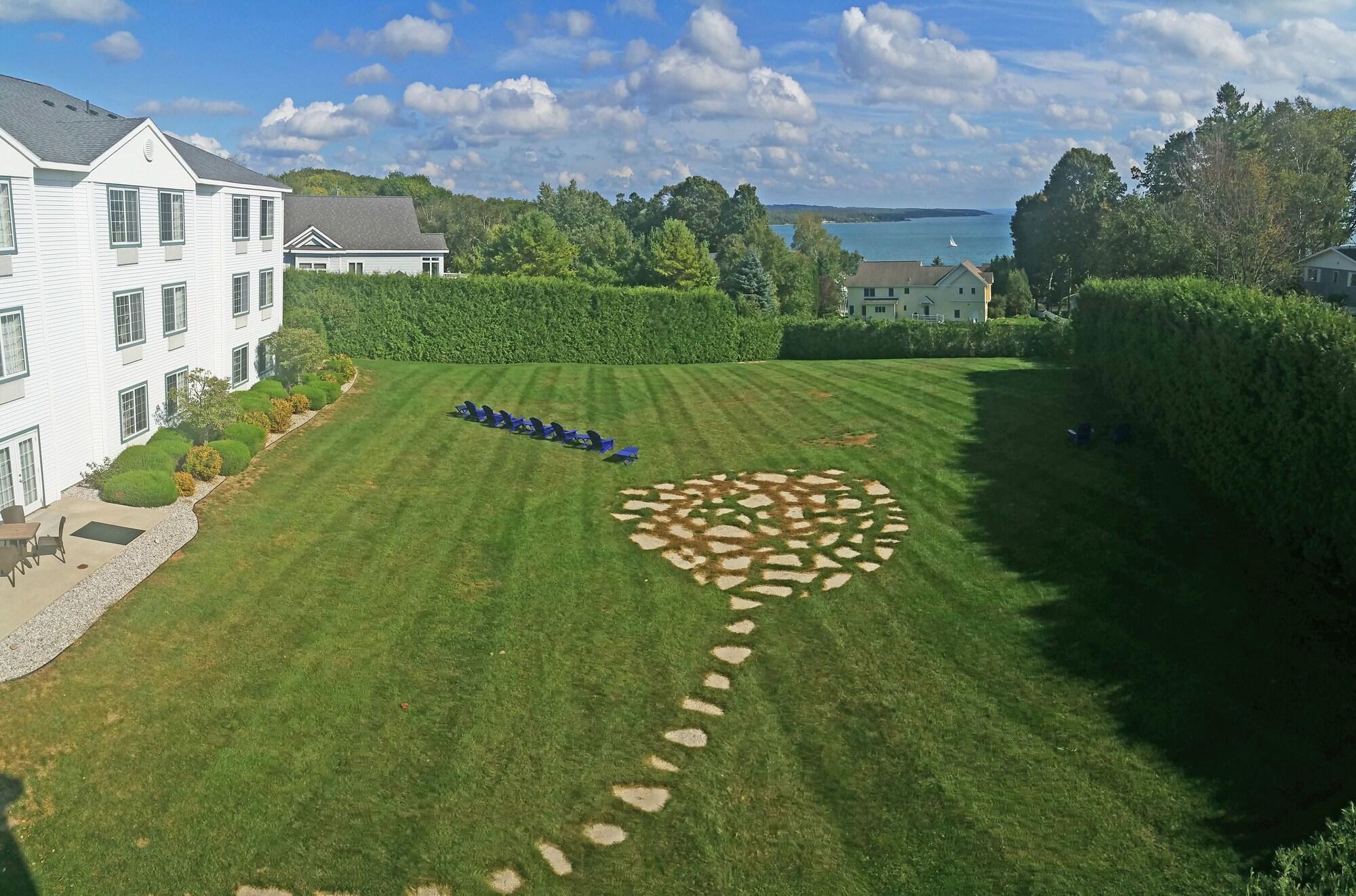 Charlevoix Inn & Suites Surestay Collection By Best Western Bagian luar foto