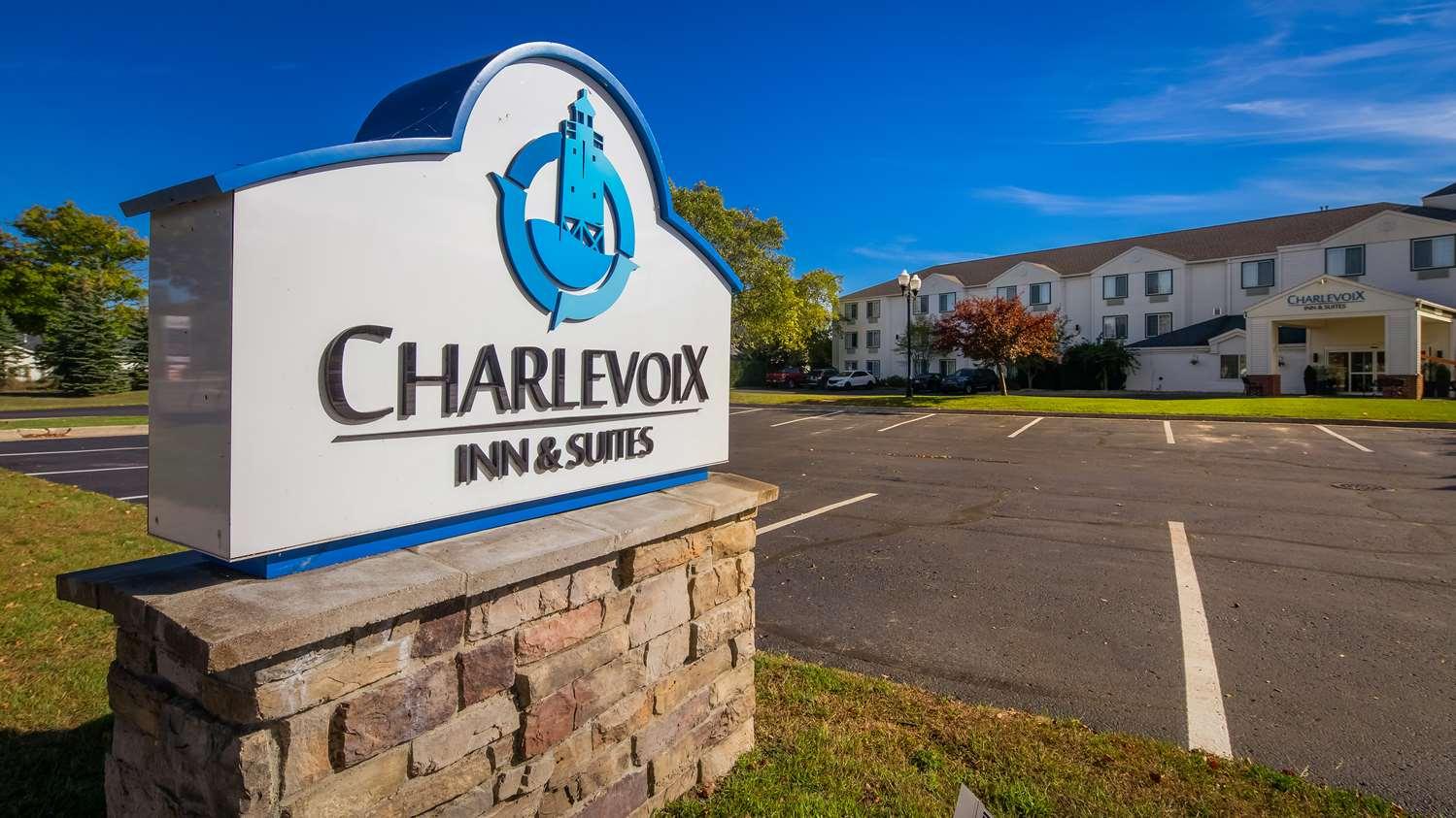 Charlevoix Inn & Suites Surestay Collection By Best Western Bagian luar foto