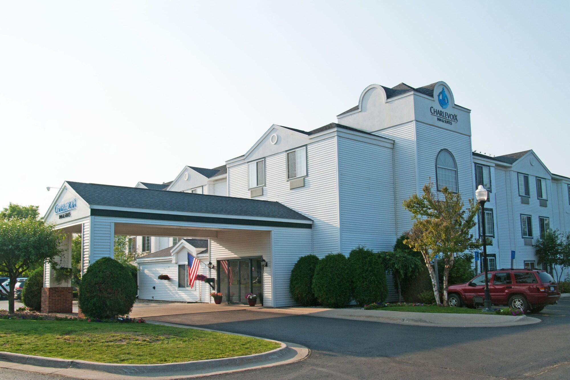 Charlevoix Inn & Suites Surestay Collection By Best Western Bagian luar foto