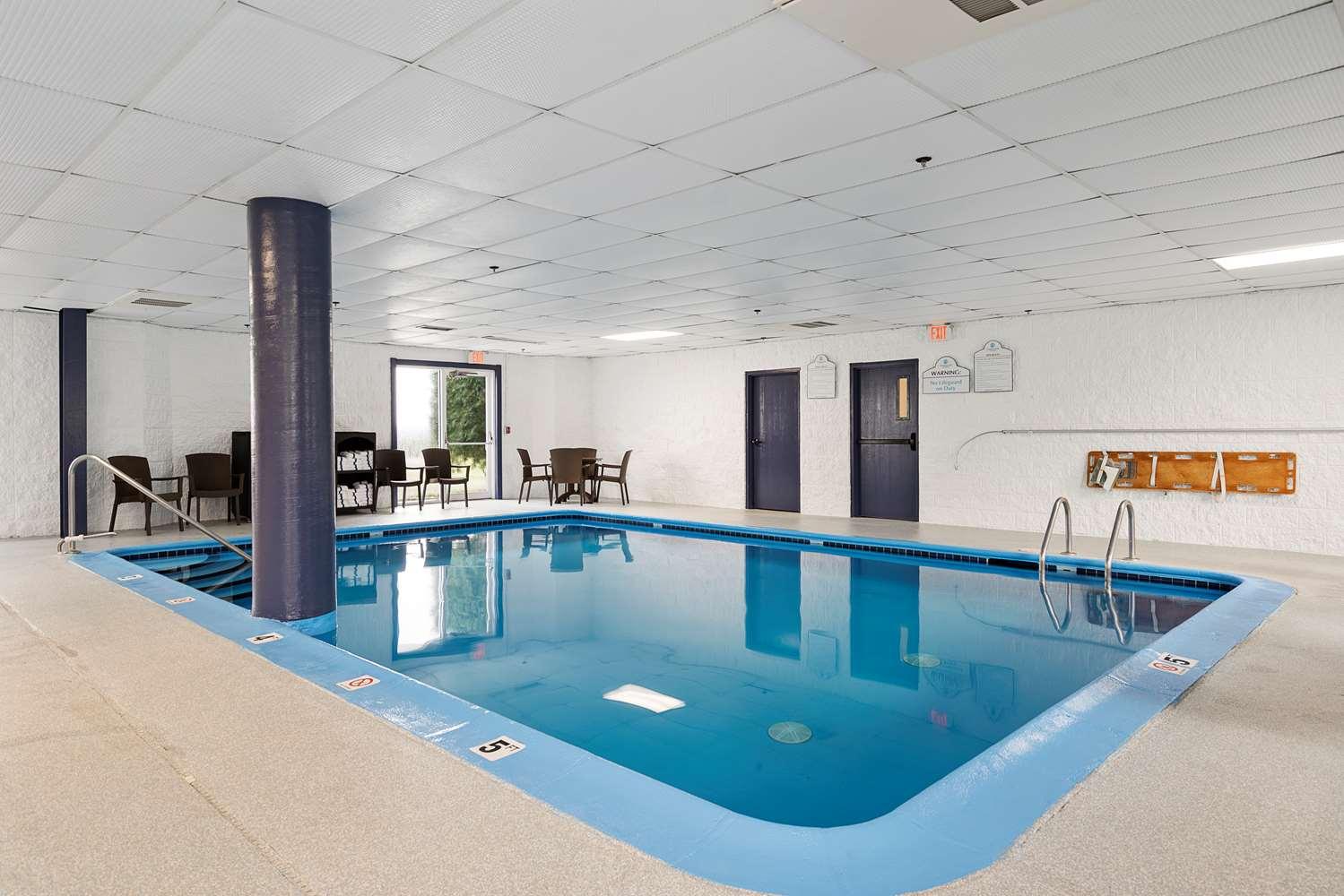 Charlevoix Inn & Suites Surestay Collection By Best Western Bagian luar foto