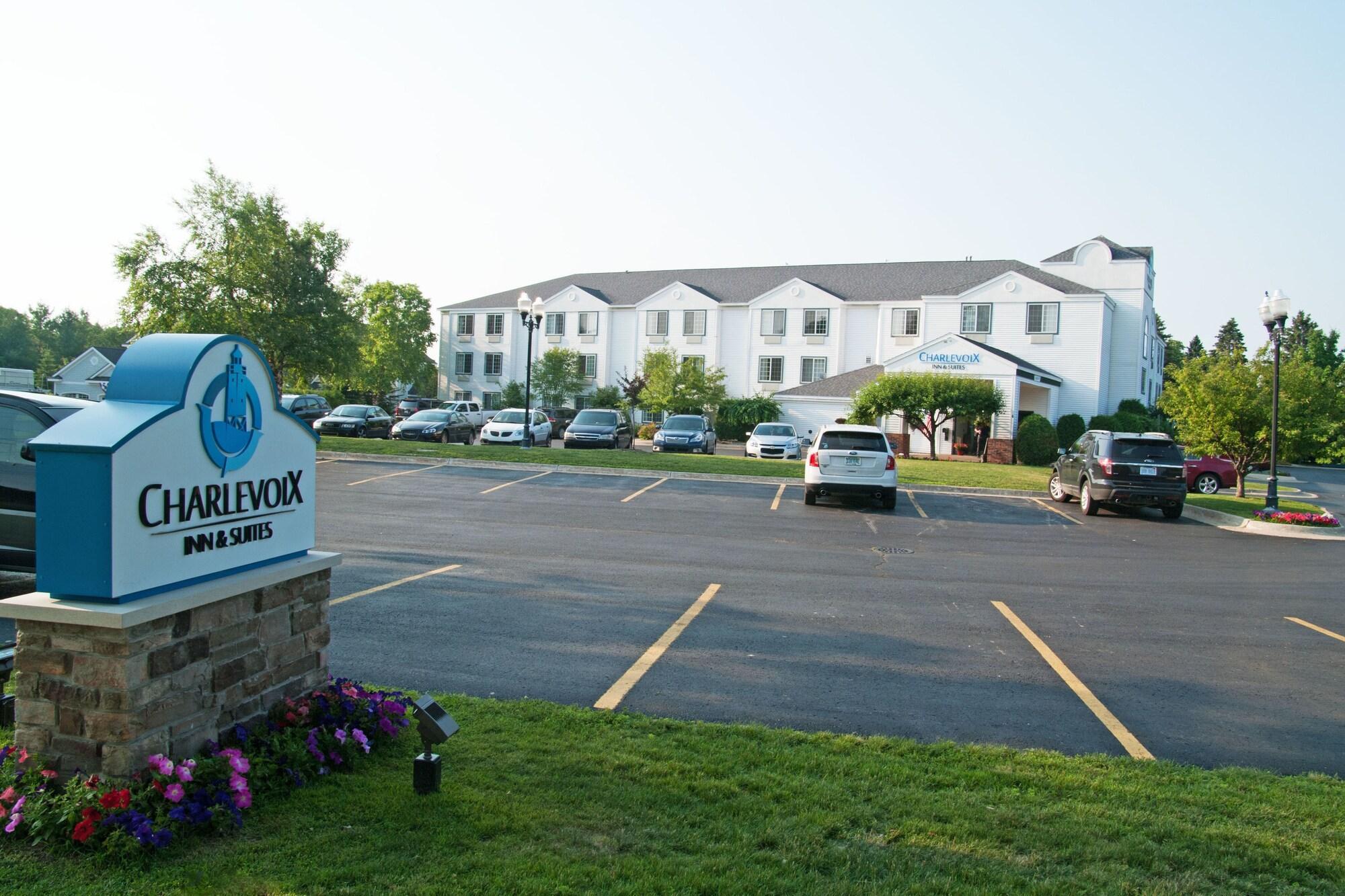 Charlevoix Inn & Suites Surestay Collection By Best Western Bagian luar foto