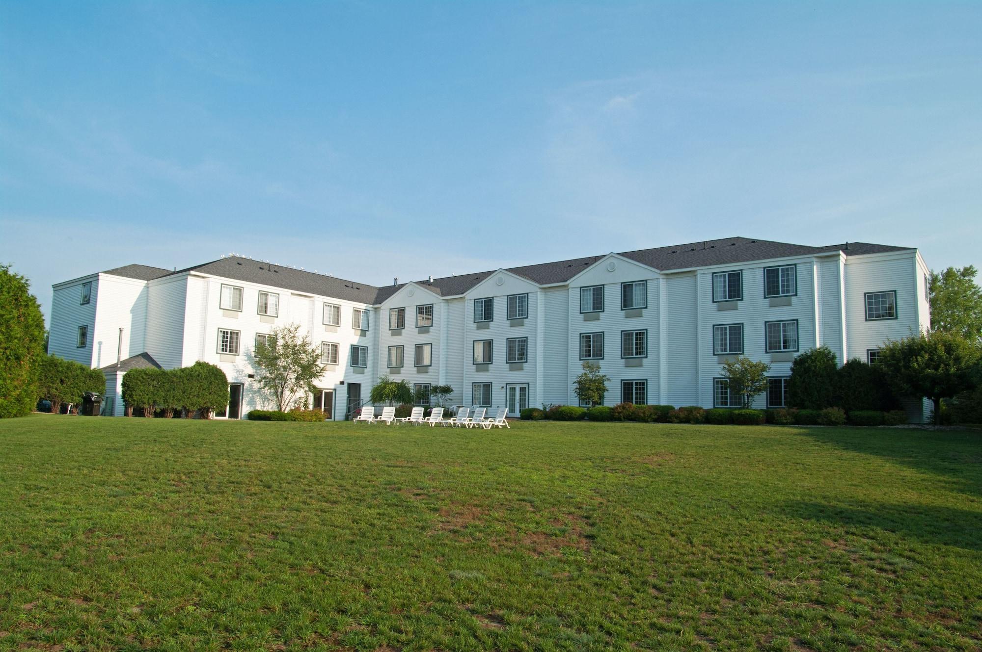 Charlevoix Inn & Suites Surestay Collection By Best Western Bagian luar foto