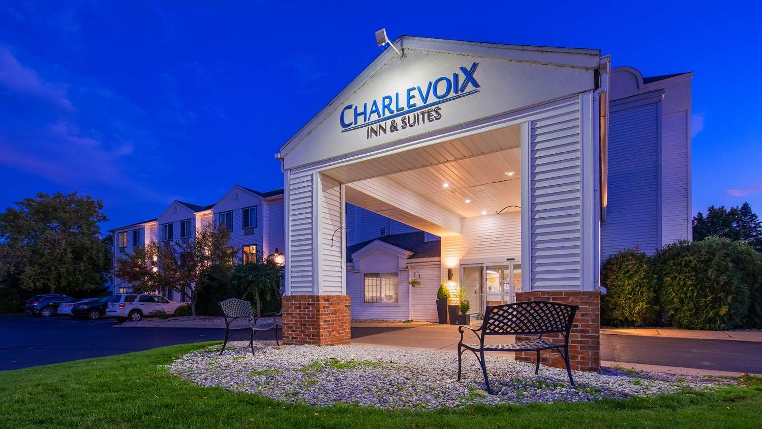 Charlevoix Inn & Suites Surestay Collection By Best Western Bagian luar foto