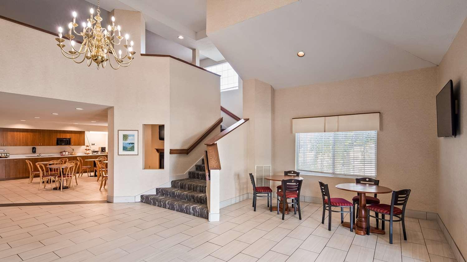 Charlevoix Inn & Suites Surestay Collection By Best Western Bagian luar foto