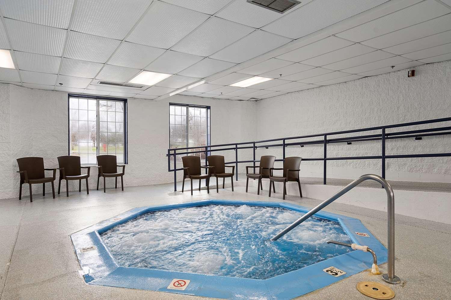 Charlevoix Inn & Suites Surestay Collection By Best Western Bagian luar foto