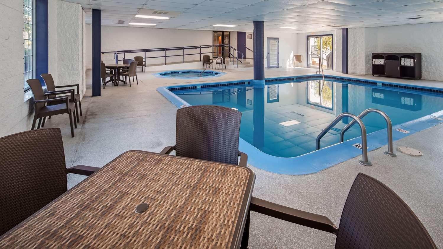 Charlevoix Inn & Suites Surestay Collection By Best Western Bagian luar foto
