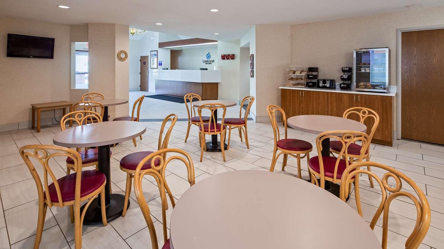 Charlevoix Inn & Suites Surestay Collection By Best Western Bagian luar foto
