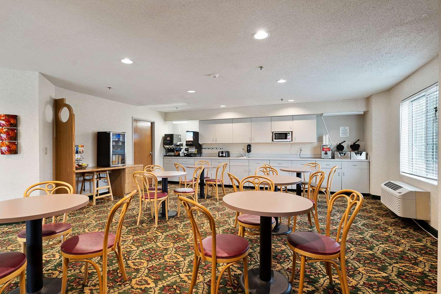 Charlevoix Inn & Suites Surestay Collection By Best Western Bagian luar foto