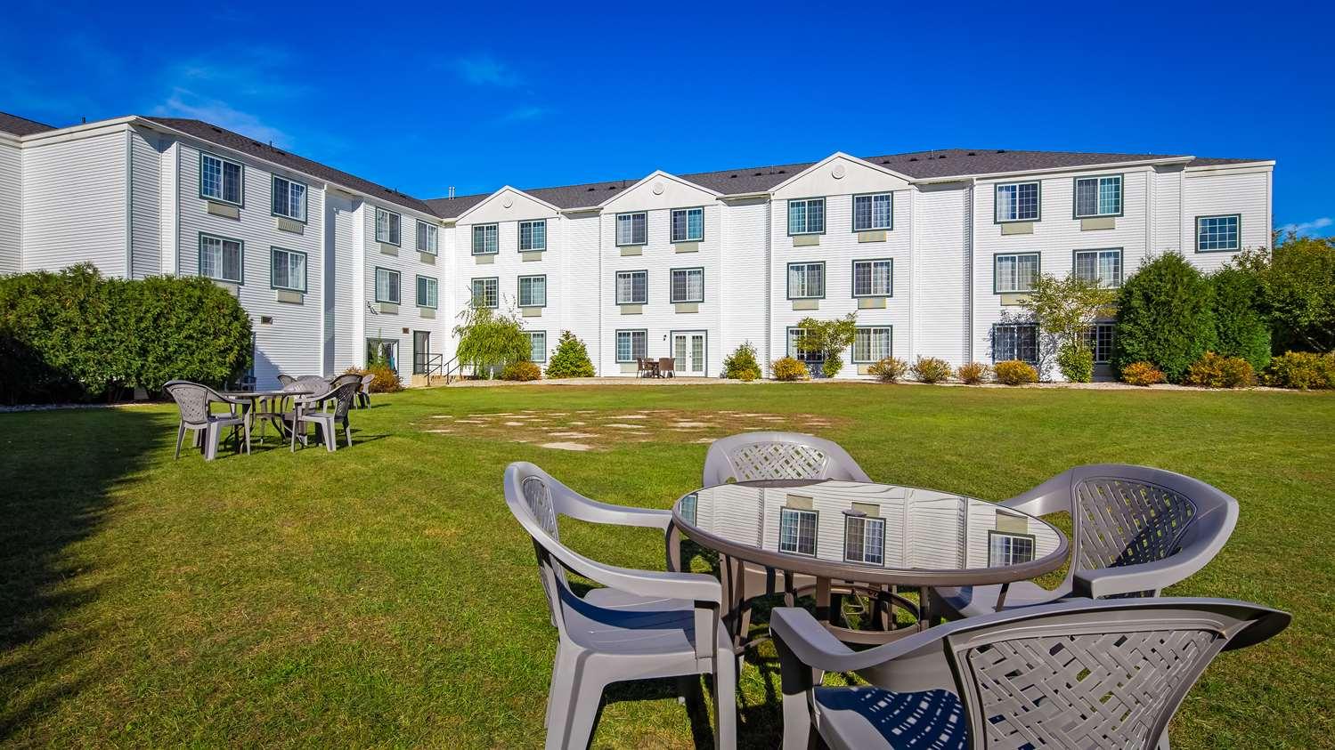 Charlevoix Inn & Suites Surestay Collection By Best Western Bagian luar foto