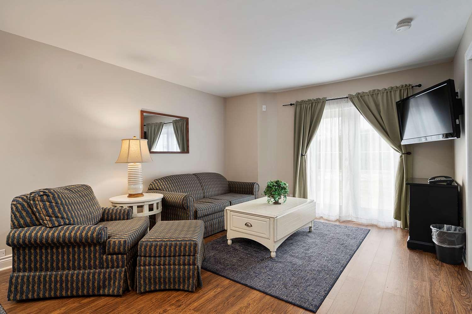 Charlevoix Inn & Suites Surestay Collection By Best Western Bagian luar foto