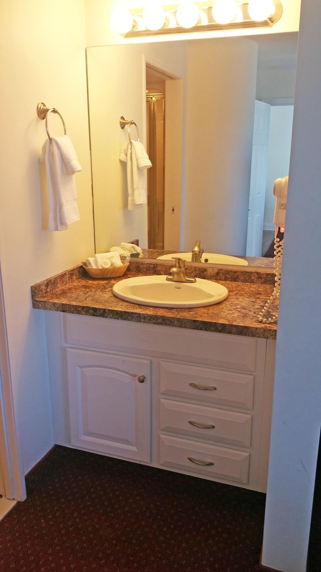 Charlevoix Inn & Suites Surestay Collection By Best Western Bagian luar foto