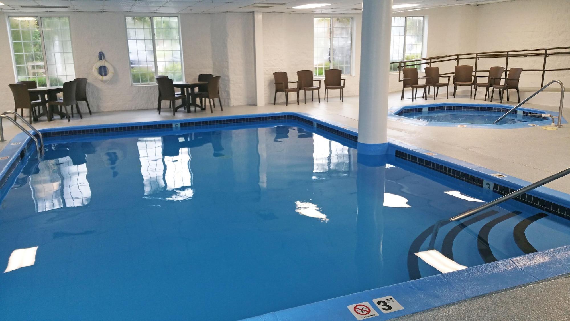 Charlevoix Inn & Suites Surestay Collection By Best Western Bagian luar foto