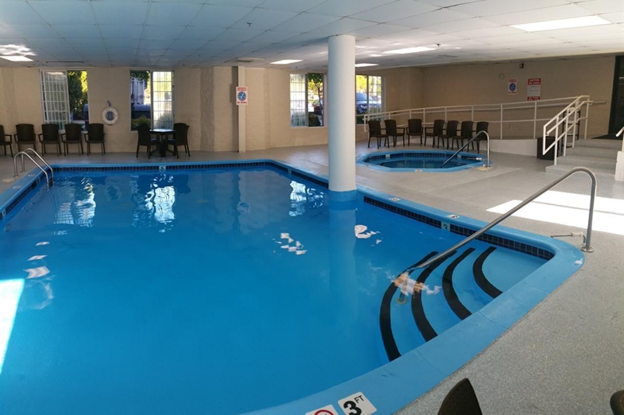 Charlevoix Inn & Suites Surestay Collection By Best Western Bagian luar foto